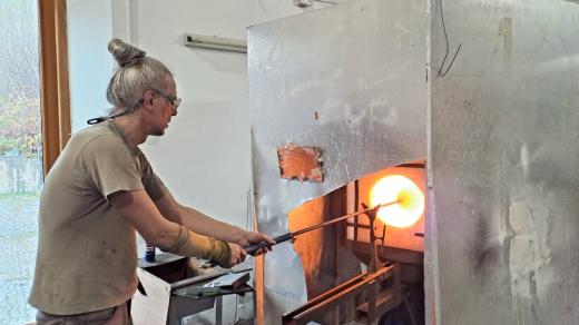 Na střední sklářské škole v Železném Brodě letos vyrobili přes 100 vánočních koulí