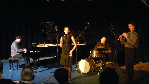 Swing Trio Avalon a Petra Erneyiová ve studiovém sále Českého rozhlasu České Budějovice v dubnu 2013