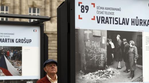 Výstava Byli jsme při tom. Fotografie Vratislava Hůrky zachycující dění v listopadu 1989