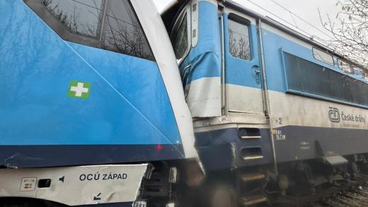 Na trati mezi Zliví a Dívčicemi na Českobudějovicku se ve čtvrtek ráno srazil rychlík s osobním vlakem