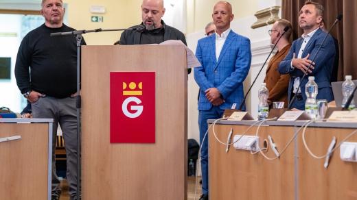 Zleva spolumajitelé společnosti Fotbal HK 1905 Pavel Rejchrt, Radek Šenk, Ondřej Tomek a Ivo Ulich na jednání zastupitelstva Hradce Králové o prodeji 89 procent akcií městského fotbalového klubu FC Hradec Králové