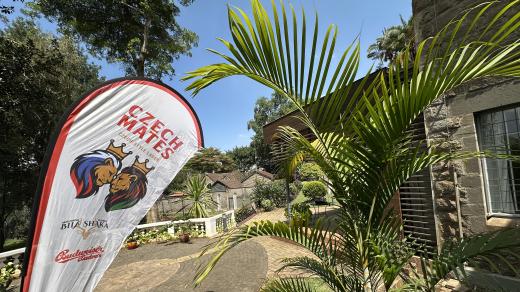 Díky spolupráci indického pivovaru Bila Shaka a Budějovického Budvaru vznikl ležák Czech Mates