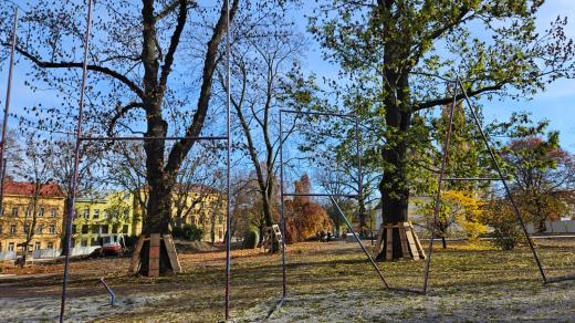 Socha představuje nápis tvořený třemi předponami spojenými slovem HRA