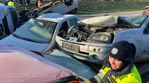 U simulované nehody cisterny, autobusu a několika osobních aut zasahovali ve středu záchranáři na nedokončeném úseku dálnice D1 u Přerova