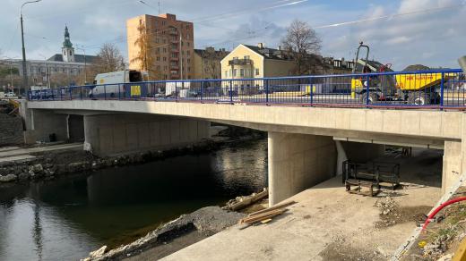 Silničáři otevřou nový most přes řeku na jedné z nejrušnějších ulic ve městě