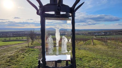 Křížová cesta je dedikovaná místnímu rodákovi, kterého umučil komunistický režim