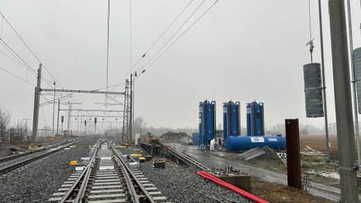 U Hustopečí nad Bečvou na Přerovsku dělníci definitivně dokončí opravu poškozené železniční trati