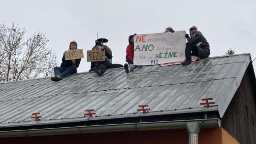 Ostravská Bedřiška se demoluje, aktivisté vylezli na střechu