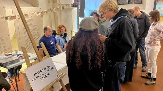 Soutěžící měli na vyndání ježka z klece dvě minuty