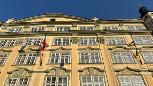 Na průčelí Poslanecké sněmovny se ukrajinská vlajka vrátila hned několikrát, symbolicky ji z oken vyvěsili poslanci ze stran budoucí opozice