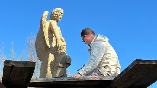 Restaurátor Tomáš Martinák pracuje na soše Anděla Strážce před zlínskou zoologickou zahradou