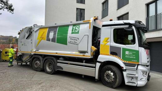 Ve Zlíně začalo tento týden jezdit v plném provozu nové čistě elektrické auto na svoz komunálního odpadu