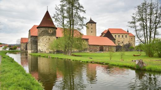 Hrad Švihov je tvořen dvěma obytnými paláci, pětipatrovou vstupní věží a hradní kaplí postavenou na baště