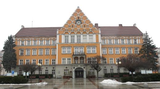 V Českém Těšíně místo pokáceného stromu ozdobí jedli, která stojí vpravo před radnicí