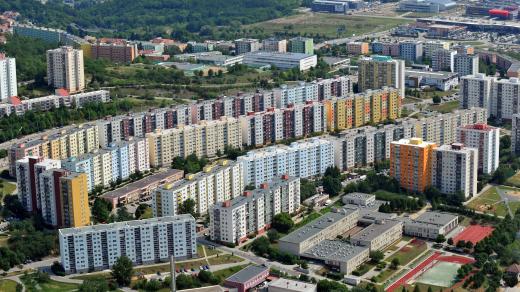 Nové družstevní byty město postaví ve svažitém terénu severně od ulice Petra Křivky v Brně-Novém Lískovci