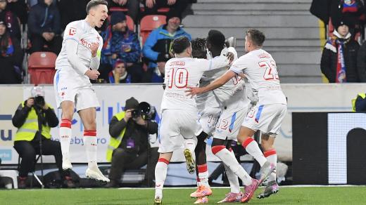 Fotbalisté Slavie se radují ze vstřeleného gólu na půdě Viktorie Plzeň v 15. kole Chance ligy