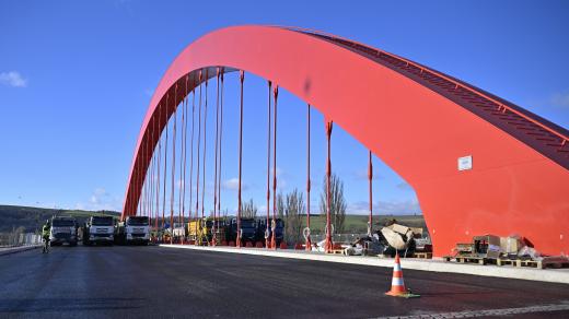 Zátěžová zkouška dálničního mostu u Napajedel, listopad 2025