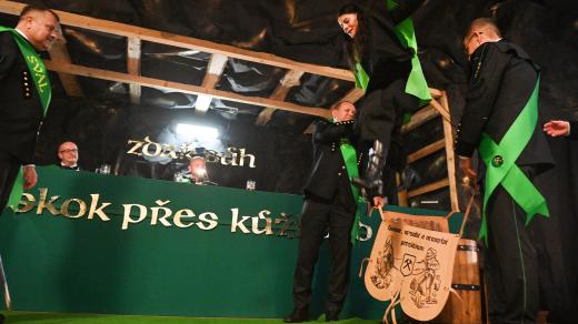Skok přes kůži je svérázným přijímáním nových členů do hornického cechu