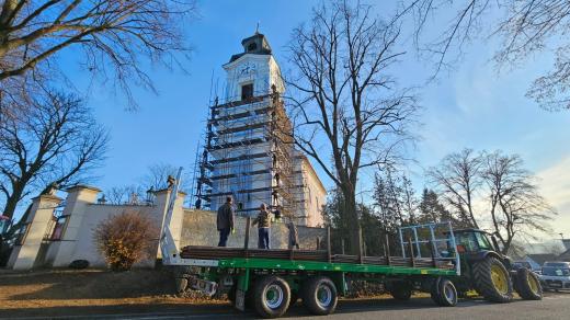 Opravená modrá věž kostela v Tasově na Žďársku je už bez lešení