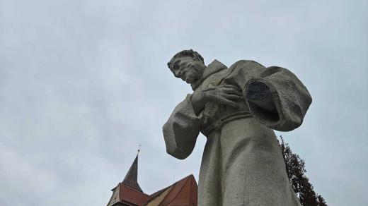 Neznámý vandal poničil sochu v Náměšti nad Oslavou