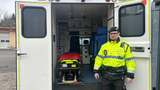 Vedoucí útvaru hlídkové služby Zdeněk Michalík představuje sanitku určenou k převozů opilých do léčebny