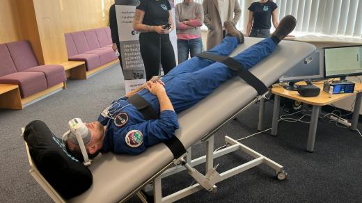 Astronaut Aleš Svoboda má na sobě snímače, které sledují jeho psychiku