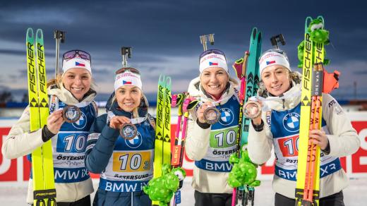 Biatlonistky Jessica Jislová, Lucie Charvátová, Tereza Voborníková a Markéta Davidová zahájily Světový pohár třetím místem ve štafetě v Östersundu