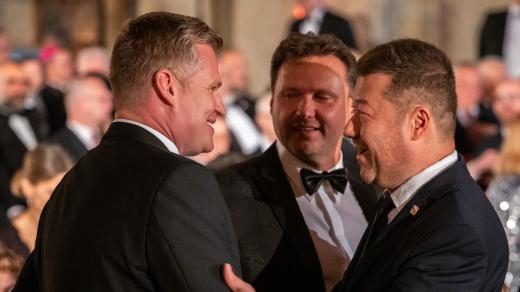 Předseda hnutí SPD Tomio Okamura se srdečně vítal s poslance Motoristů sobě Filipem Turkem