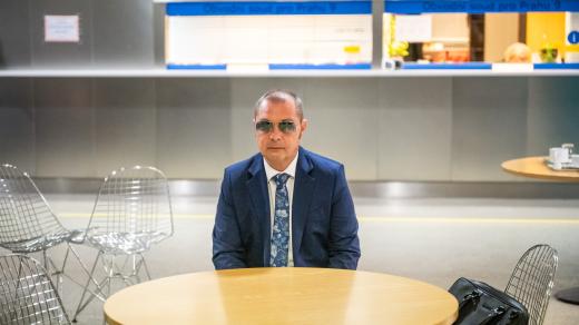 Obviněný manažer pražského dopravního podniku Matej Augustín u soudu v kauze Dozimetr