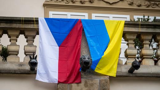 Ukrajinská vlajka na budově Sněmovny