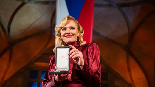 Herečka Anna Geislerová pózuje se státní vyznamenáním