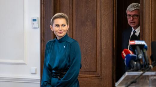 Taťána Malá (vlevo) a Karel Havlíček (pravo) přichází podepsat koaliční smlouvu hnutí ANO, SPD a Motoristů