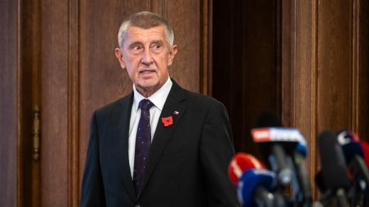 Andrej Babiš přichází podepsat koaliční smlouvu hnutí ANO, SPD a Motoristů