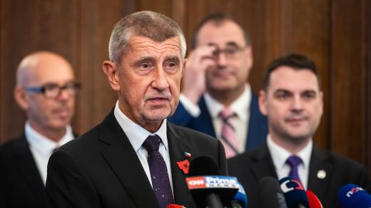 Předseda hnutí ANO Andrej Babiš (druhý zleva) s lídry Motoristů Oto Klempířem (vlevo), Borisem Šťasným (druhý zprava) a Petrem Macinkou (vpravo) po podpisu koaliční smlouvy