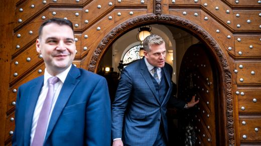 Předseda Motoristů Petr Macinka (vlevo), poslanec Filip Turek (vpravo) odcházejí z programového jednání mezi ANO, SPD a Motoristy