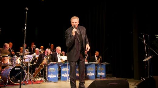 Vystoupení Rozhlasového swingového orchestru při otevření Sokolovny v Týnu nad Vltavou - Laďa Kerndl
