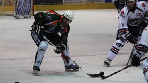 Milan Kraft (vpravo) sleduje jednoho z hráčů Mostu jak se dere na zteč chomutovské branky.