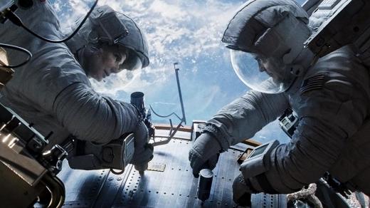 Sandra Bullock a George Clooney ve filmu Gravity