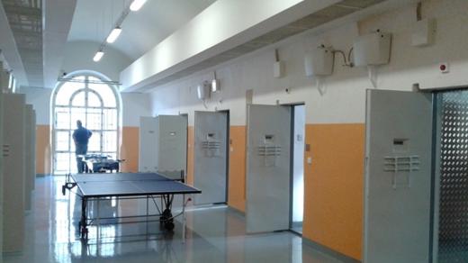 Vazební věznice Pankrác - oranžová chodba na oddělení se zmírněným režimem