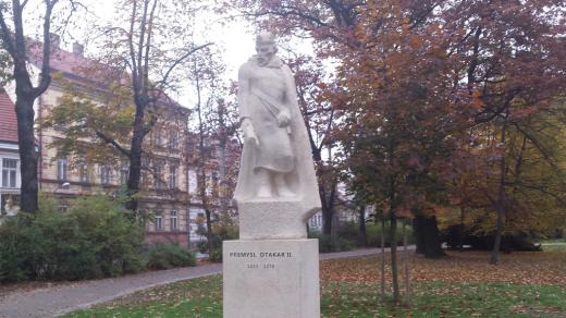 Socha Přemysla Otakara II. v parku Na Sadech v Českých Budějovicích