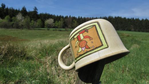 Kůl s hrnkem alespoň symbolicky určují pramen Mže