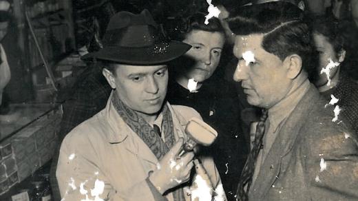 Bohumil Brádle (vlevo) při natáčení reportáže v Teplicích na historické fotografii