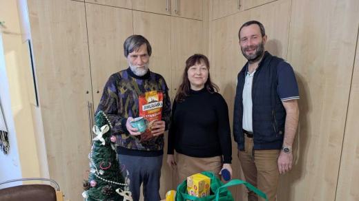 Obdarovaný pan Jiří Dvořáček, redaktorka publicistiky Dáša Kubíková a ředitel Domova důchodců Proseč-Oboří Richard Havel