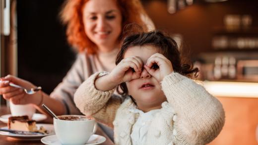 Dítě v kavárně (ilustr. foto)