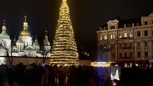 Na náměstí vKyjevě kvůli výpadkům elektřiny svítí jen strom, katedrála a stánek s vlastním generátorem
