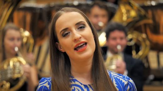 Kristýna Daňhelová z Městského divadla Brno zpívá koledu Narodil se Kristus Pán v doprovodu Moravia Brass Bandu