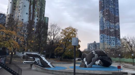 Mrakové věže architekta Émila Aillauda stojí v obci Nanterre, nadohled od slavné moderní čtvrti La Défense