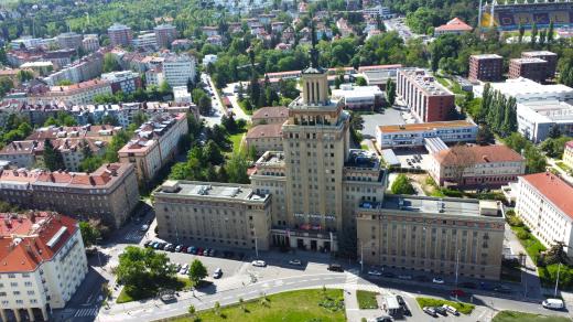 Grand hotel International je dominantou dolní části Dejvic