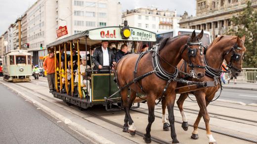 Vozy tažené koňmi se objevily i při oslavách 140 let pražské hromadné dopravy