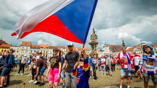 Lidé na náměstí v Českých Budějovicích během hokejového mistrovství světa